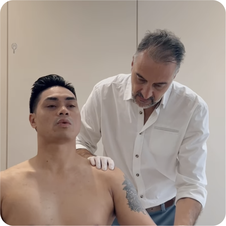 Dr. Álvaro Ospina de los Ríos at Blue Phoenix clinic, expertly administering stem cell therapy for joint treatment to a patient, showcasing the clinic's commitment to innovative joint health solutions