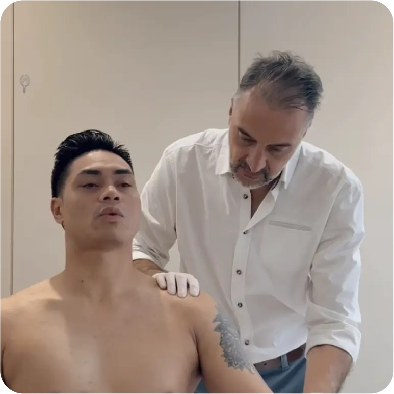 Dr. Álvaro Ospina de los Ríos at Blue Phoenix clinic, expertly administering stem cell therapy for joint treatment to a patient, showcasing the clinic's commitment to innovative joint health solutions