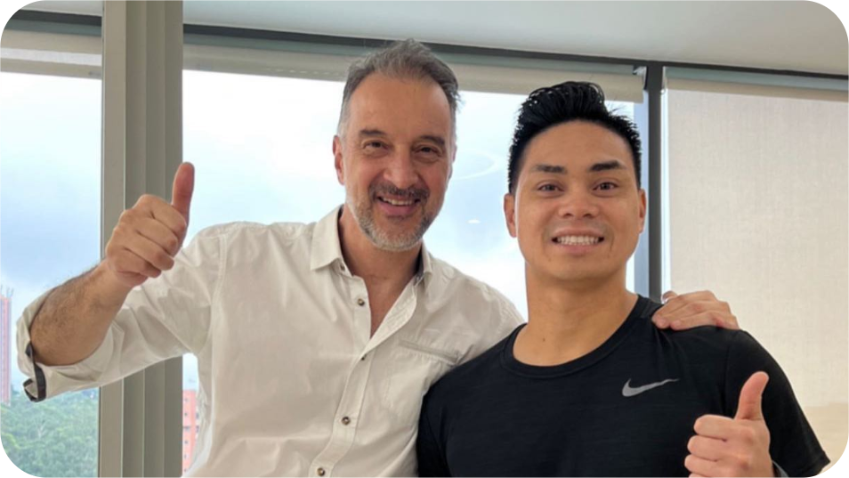 Patient Rainier and Dr. Álvaro Ospina de los Ríos at Blue Phoenix clinic, both giving a thumbs up post stem cell treatment, illustrating the positive effects of stem cell therapy on body joints.